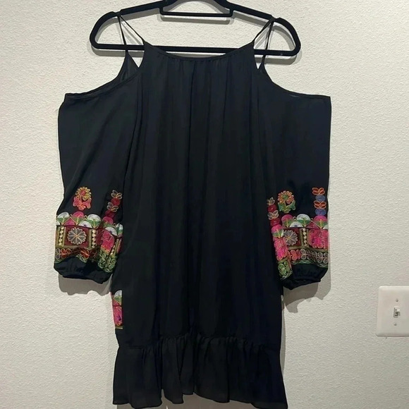 VAVA by Joy Han GABI Open/Cold Shoulder Dress Med with embroidered elephants - Picture 6 of 9